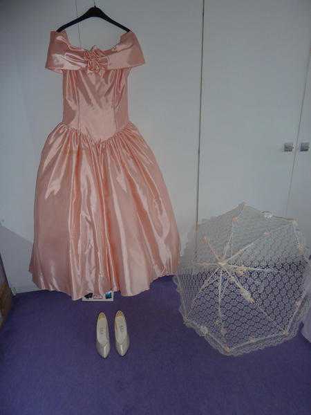 Pronuptia Bridesmaid039s Dress and Accessories