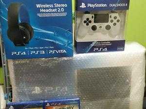 PS4 CONSOLE AND GAME.