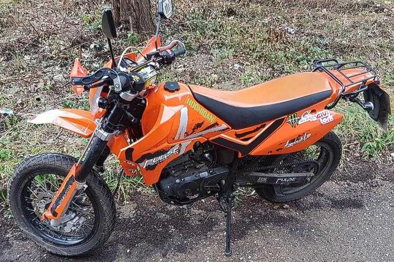 PULSE ADRENALIN GY125 2015 ORANGE  BLACK ONLY 2200KM WITH EXTRA039S