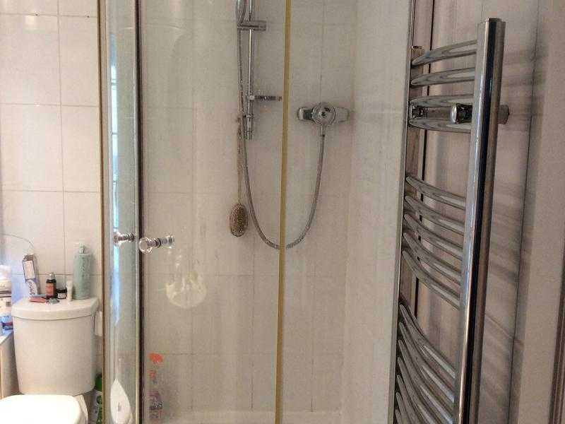 Quadrant shower enclosure, good condition, 1200 x 900mm. Includes tray which requires repair .