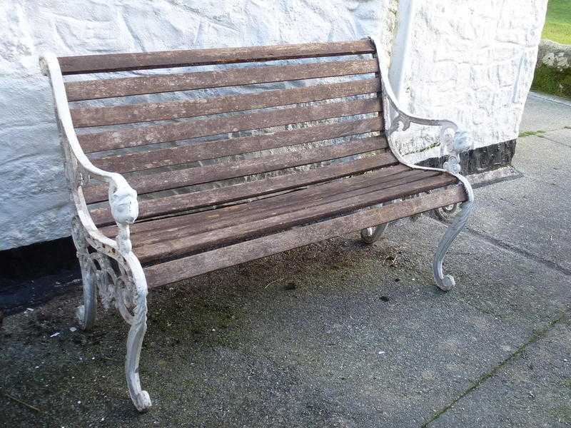 RARE VINTAGE WOODEN GARDEN BENCH CAST METAL SIDES WITH LION HEAD DETAIL TO ARMS