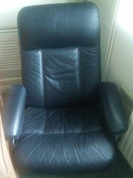 Reclinable Armchair - Garage sale - moving out - selling everything