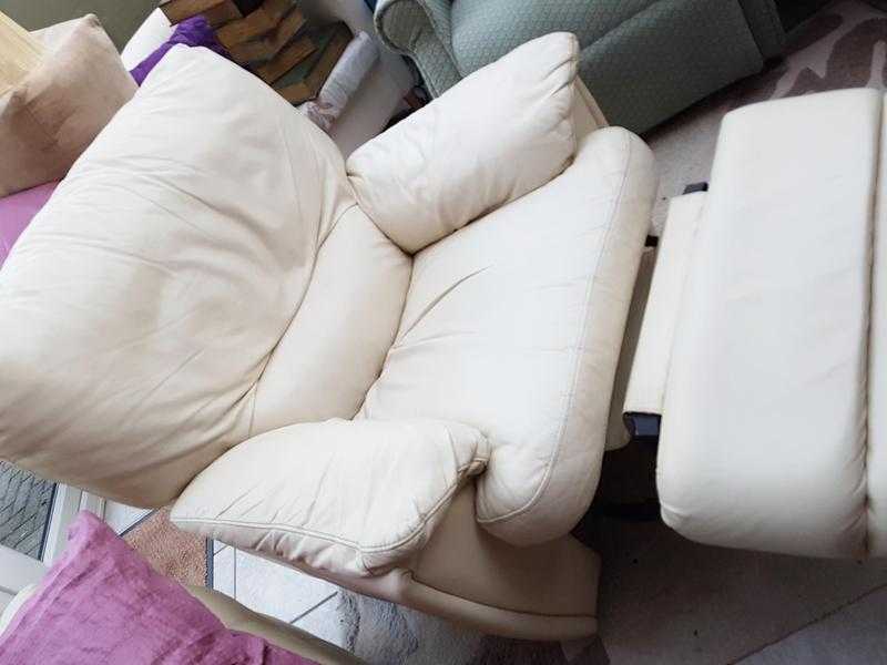 RECLINER CHAIR RECLINING CREAM LEATHER GREAT CONDITION WIDER SEAT SUPER COMFY