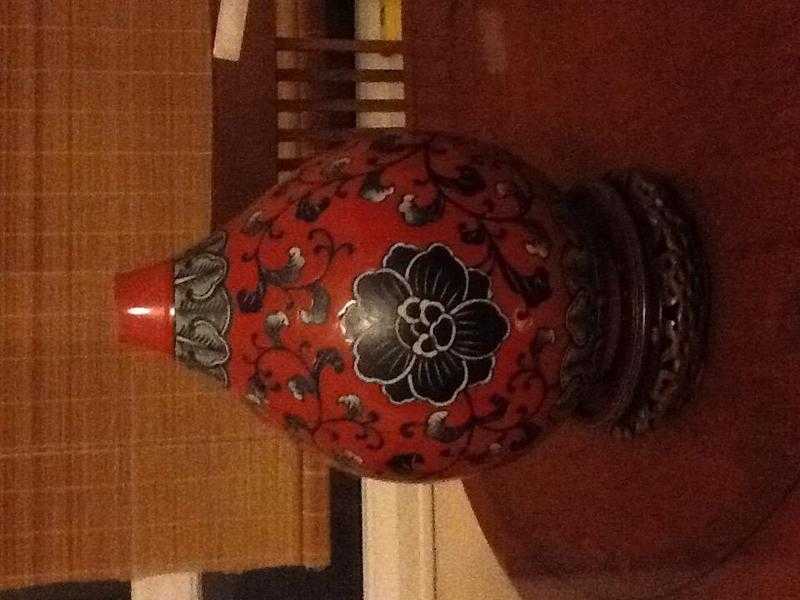 Red Chinese rose vase with base stand