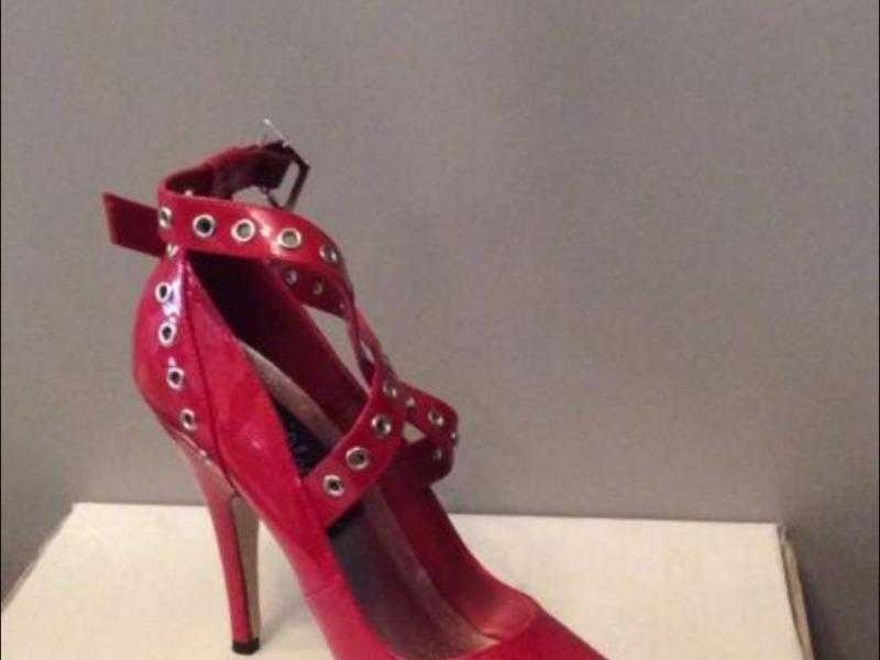 RED HEELS WITH STUDDED STRAP