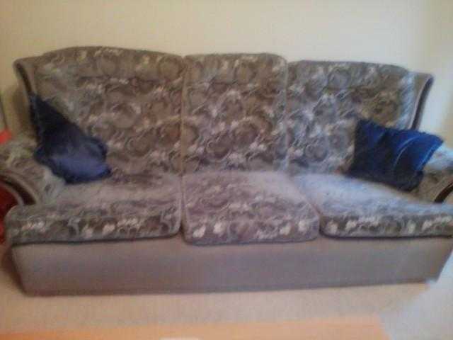 REDUCED - Large 3 seater settee and chairs.