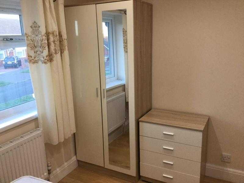 Refurbished house to share - Big double room - Crawley