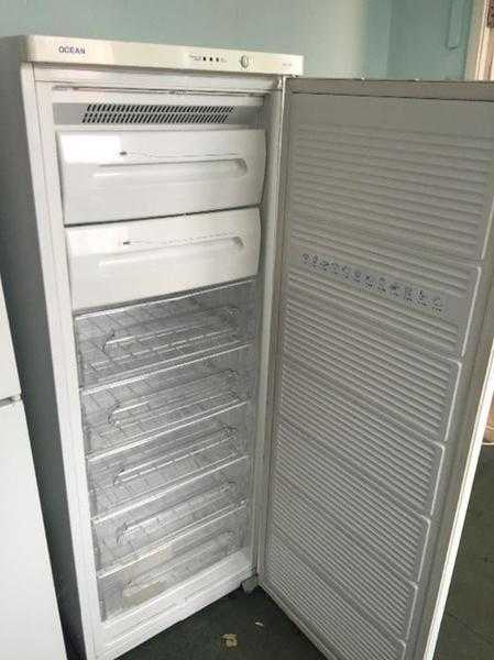 Refurbished Large Freezer White (Charity) - Second Hand  Used Freezers - REF-A0749