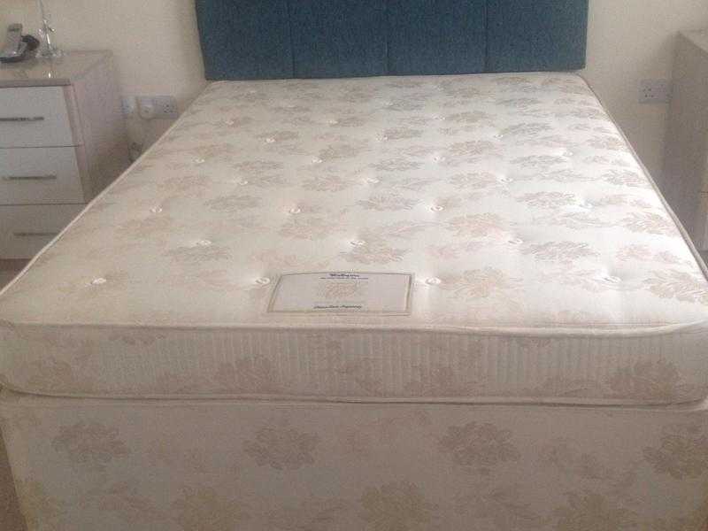 RELYON QUALITY DOUBLE DIVAN BED WITH FOUR LARGE SOLID WOOD DRAWERS GOLD CREAM DAMASK UPHOLSTERY