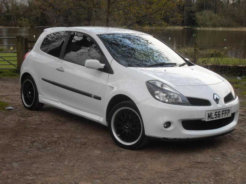 Renault Clio 2006 dynamique s with a differance