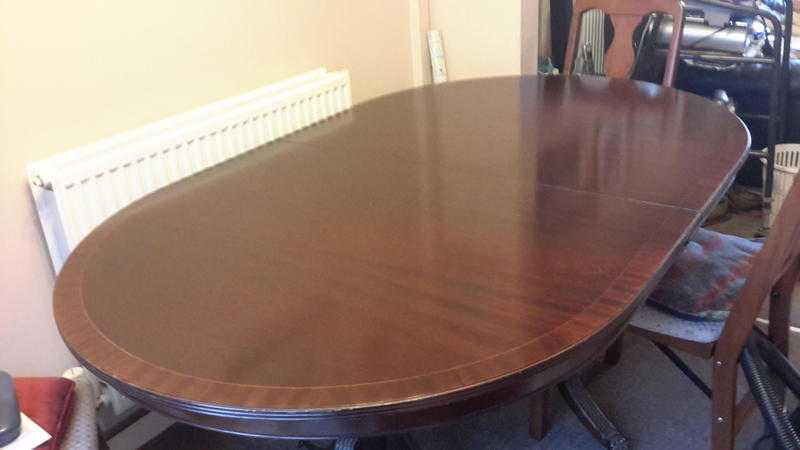 Reproduction regency mahogony extendable dining room table.