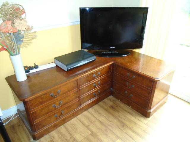 REPRODUCTION WALNUT CORNER TV UNIT