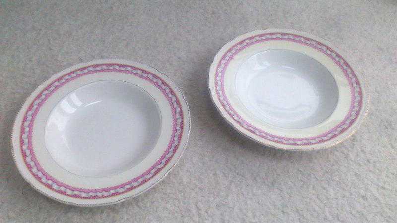 Retro vintage Bone China deep plates x 2 (Royal Swan, Made in England, England 304) (23 cm wide)