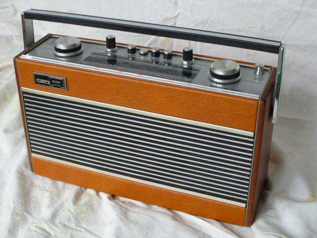 Roberts R606 Radio in Tan colour