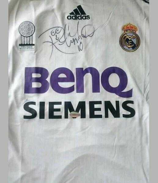 Robinho signed Real Madrid shirt