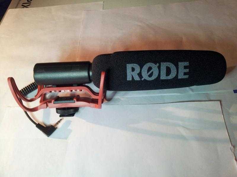 RODE VideoMic R Shotgun Microphone with Rycote Lyre Shockmount - (Video or DSLR)