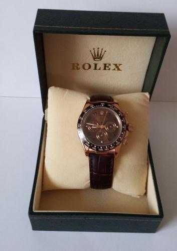 ROLEX DAYTONA ROSE GOLD COLOUR WITH LEATHER STRAP AND GOLD COLOUR CLASP IN GREEN ROLEX BOX