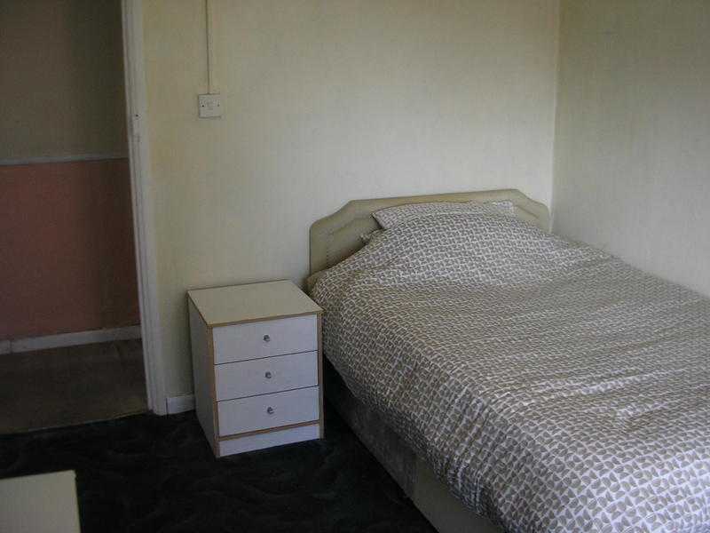 Room Available in Kettering For single working person