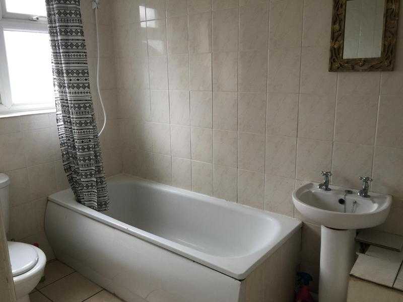 Room en suite Rayners Lane 525m Incl-Gas Elect Water amp council Tax.-Call  any time to v