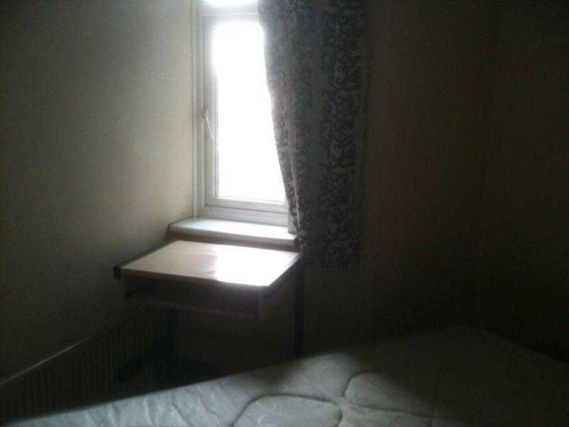 ROOM H.M.O LICENSED TO RENT 550.00M GAS ELECT WATER amp COUNCIL THX INCLUDED. RAYNERS LANE STATION