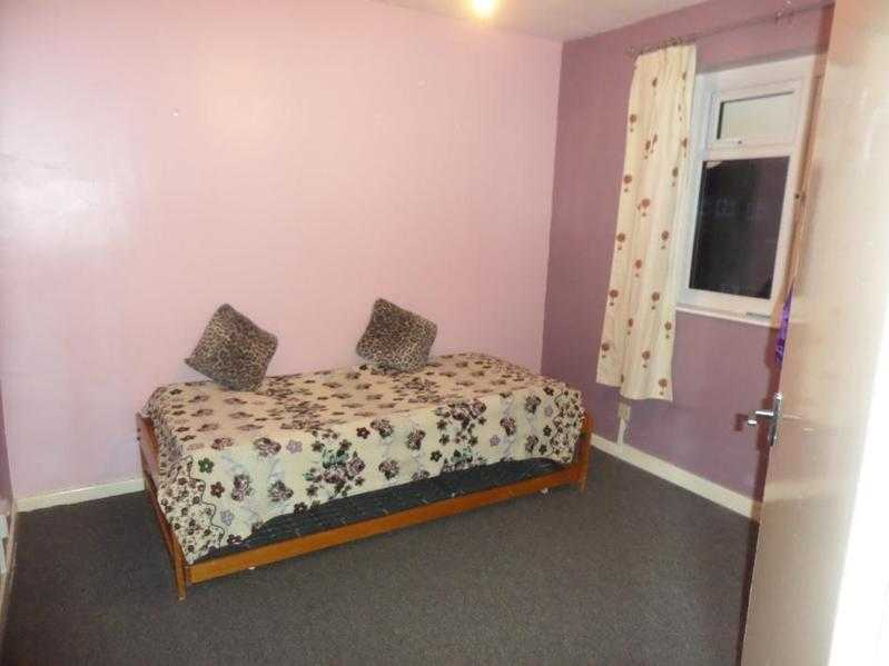 Room in a 2 bed flat, close to town centre