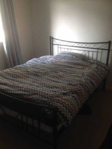 Room to let in 2 bed flat Worthing Part Furnished