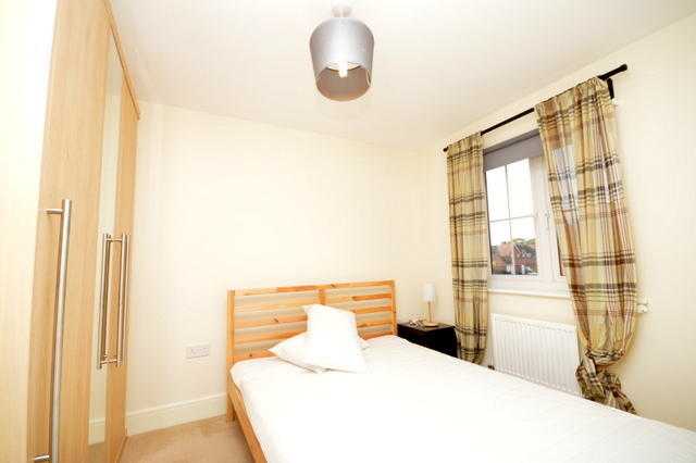 Room to let near to Gatwick Airport in modern furnished house. Full use of communal areas