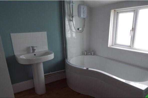 Room to rent in a shared Nice Refurn Flat house in Central Worthing