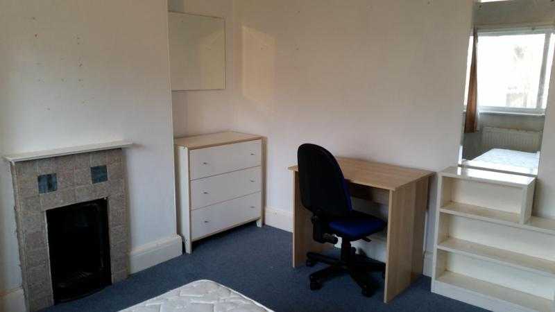 Rooms available in Chapel Allerton. Suit group of friends or family.