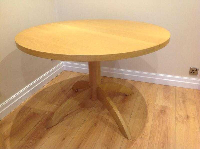 Round extending dining table