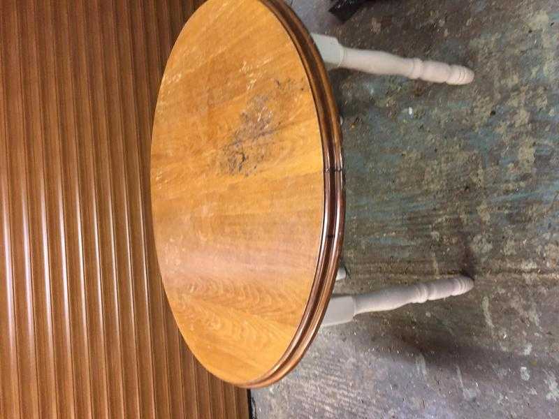 Round extending table