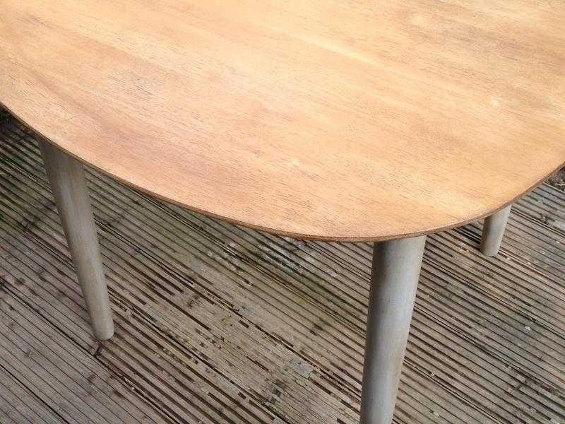 Round kitchen table