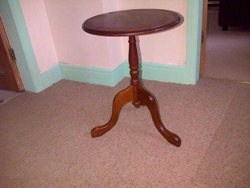 Round occasional table