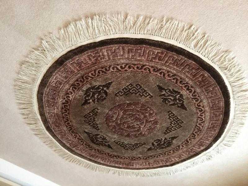 ROUND ORIENTAL SILK RUG  100.00