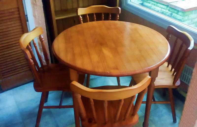 Round Pine Table With 4 Chairs Plus Matching Display Case