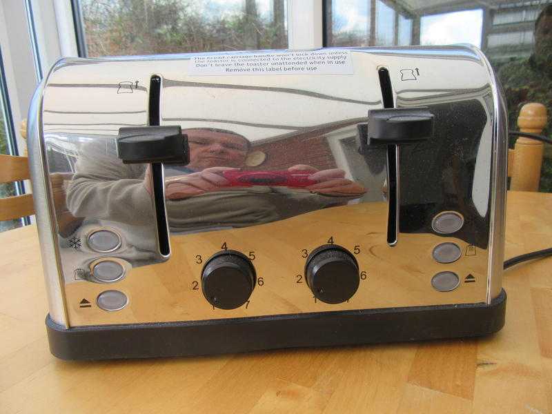 Russell Hobbs 4 slice toaster in sliver model 18790. Has a small dent on front panel.24.99 new