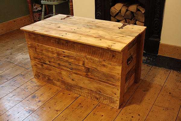 Rustic Trunk Chest Coffee Table Made With Pallet Wood