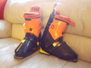 SALOMAN ski boots