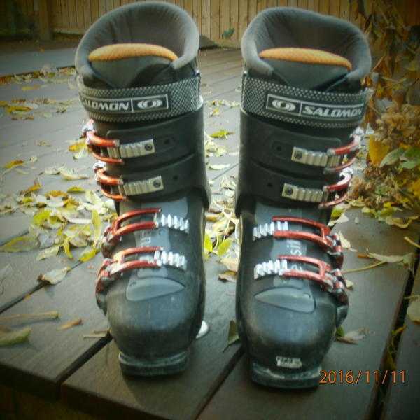 Salomon Ski Boots size 9