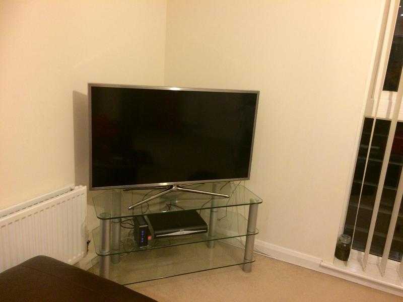 Samsung 42 inch LED Full HD Smart TV and free glass TV stand