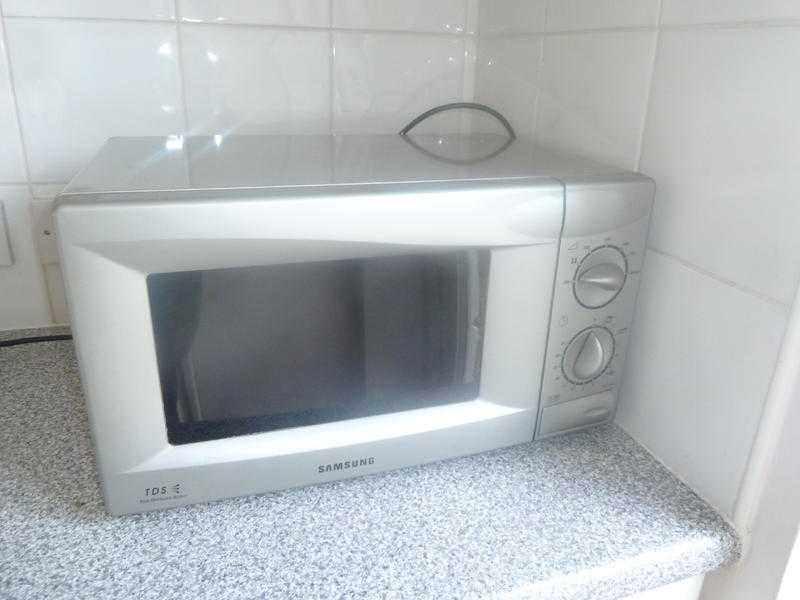 Samsung 800W silver microwave