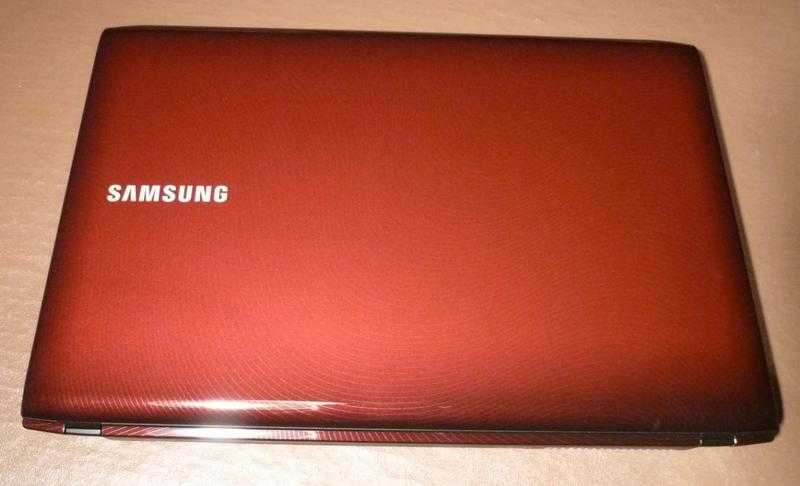 Samsung R780 17quot laptop - swirly red