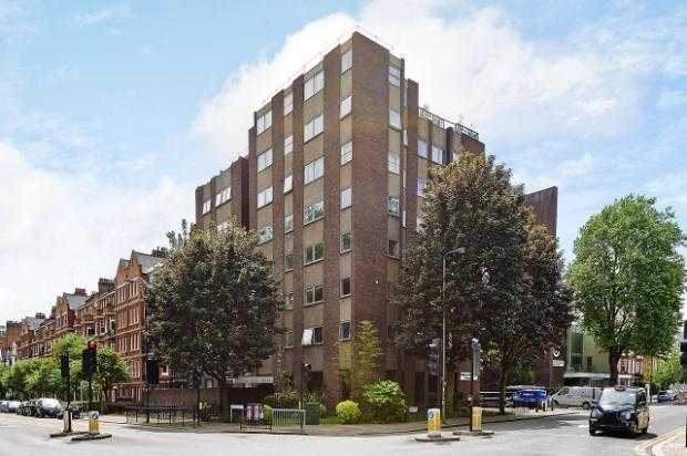 SB Lets are delighted to offer a 4th floor two bedroom flat with 2 lifts available in Battersea Park