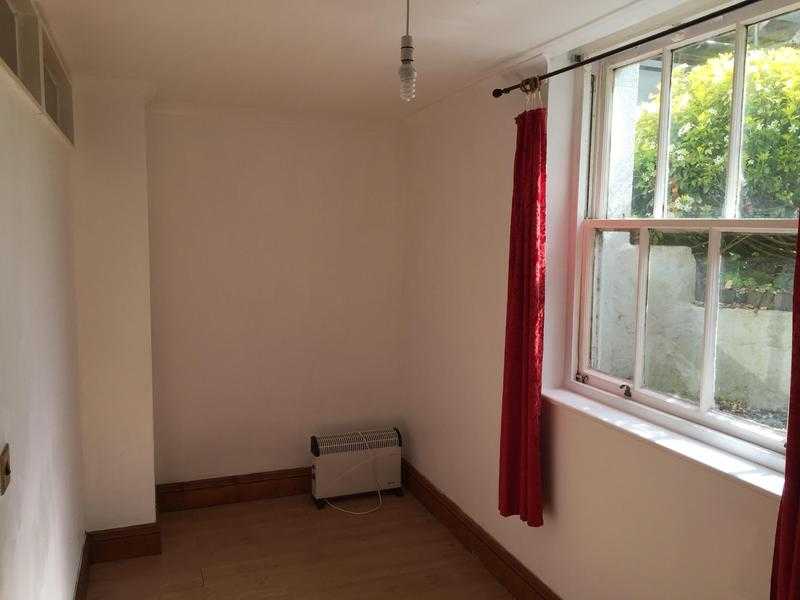 SB Lets are Delighted to Offer a Large, Lower Ground Studio Flat with a Separate Sleeping Area