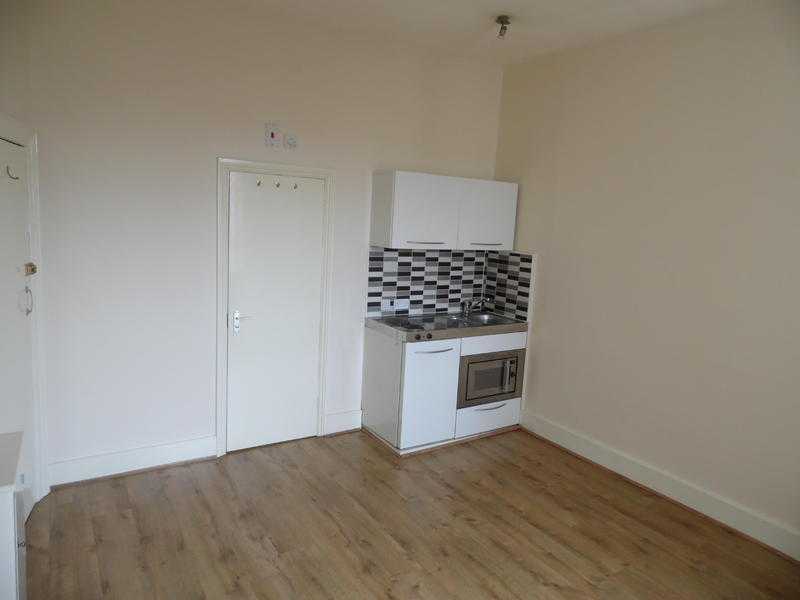 SB Lets are Delighted to Offer a Large Studio Flat Available in Kings Road, Central Brighton