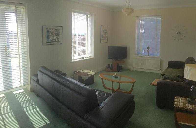 SB Lets are Delighted to Offer a Spacious, Furnished 1 Bedroom HOLIDAY LET Flat Located in Hove