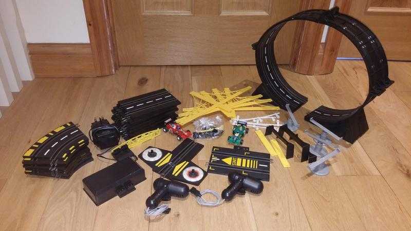 Scalextrics Set with 2 formula 1 cars, loops, bridges, platforms