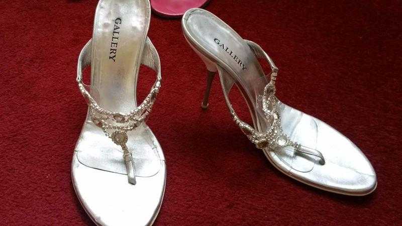 Second hand woman shoes in excellent condition