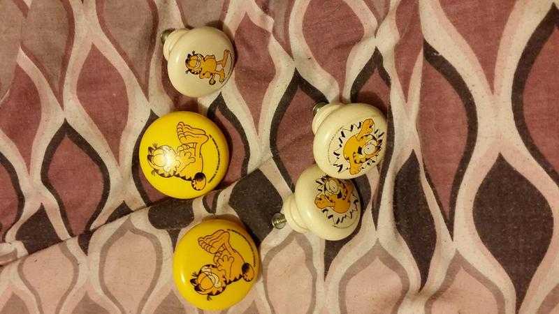 selection of 5 Garfield doordraw nobshandles