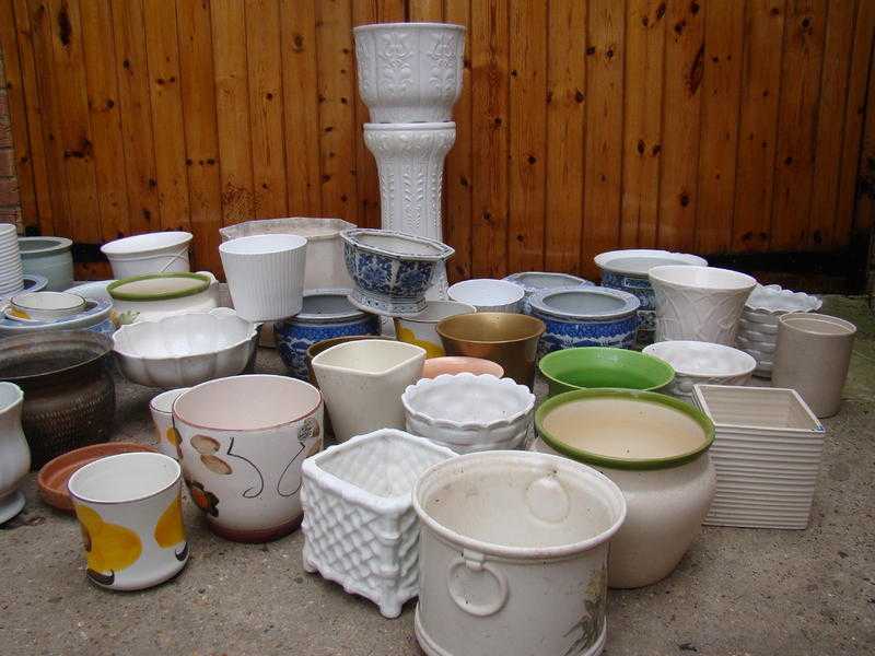 Selection of 54 flower pots.